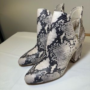 Steve Madden 8.5 Women’s Ankle Boots. Snake skin white
